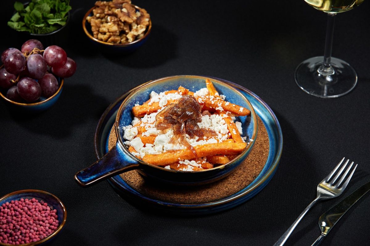 Cartofi Dulci cu Brânză Feta și Ceapa Caramelizata